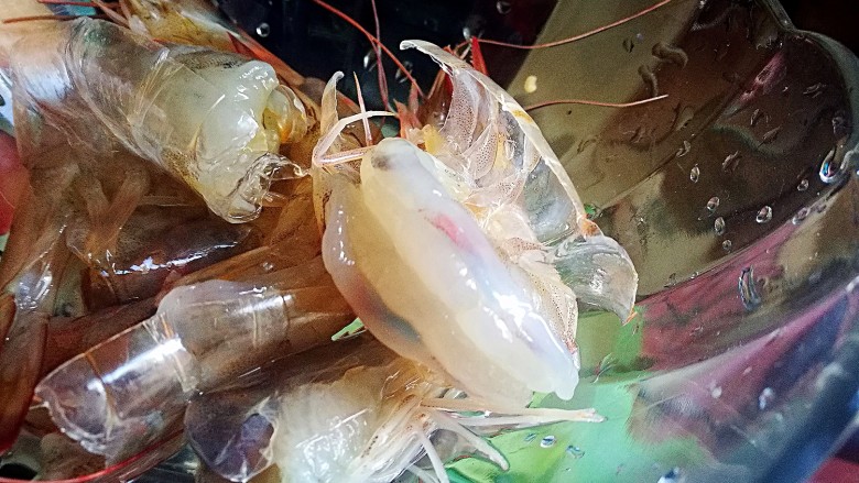 一碗面条~泰式鲜虾拌面,鲜虾剪掉虾头 去皮去砂线 洗干净