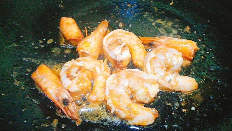 一碗面条~泰式鲜虾拌面,倒入虾肉 两面焦黄盛出