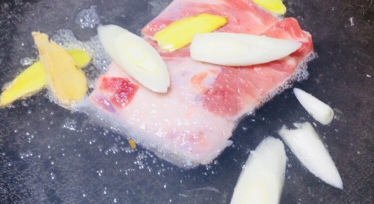 #感恩节食谱#宴席之梅菜扣肉,<a style='color:red;display:inline-block;' href='/shicai/ 428'>五花肉</a>冷水下锅,加入姜片,葱段大火煮开5分钟后,翻面在煮5分钟