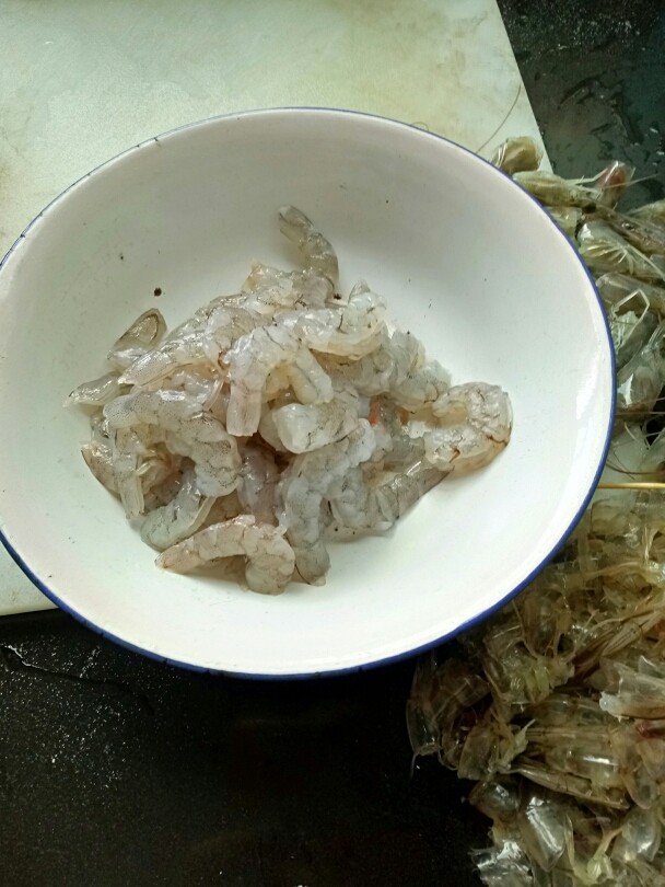 猪肉虾仁香菇饺子,虾去壳去虾线，虾线可以用牙签挑出来