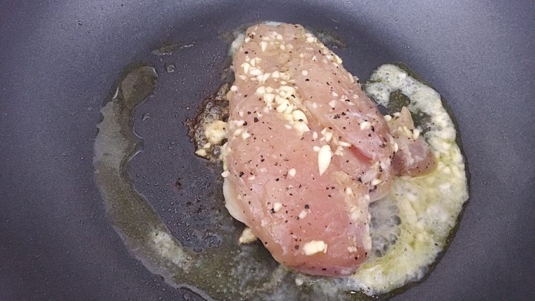 超嫩的蒜香蜂蜜煎鸡胸肉,吃的时候先在锅中倒入少量橄榄油,然后小火煎鸡胸,一定要小火!两面各煎5-6分钟,有盖子的话可以盖上盖子。
嗯…不过我一般煎到八成熟后就取出来切块,然后再煎就很快了!