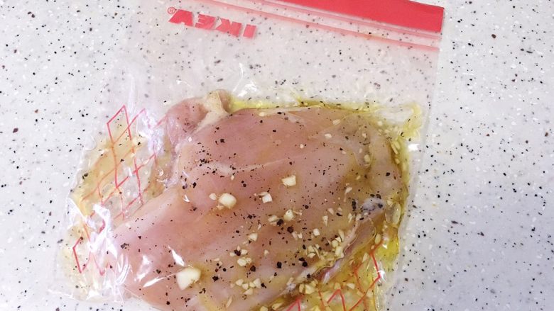 超嫩的蒜香蜂蜜煎鸡胸肉,然后放进密封袋子中,没有密封袋子可以在桌上平铺一张保鲜膜,然后用保鲜膜把鸡胸肉裹起来。放入冰箱冷藏室冷藏一晚上,如果不是着急吃可以直接放冷冻