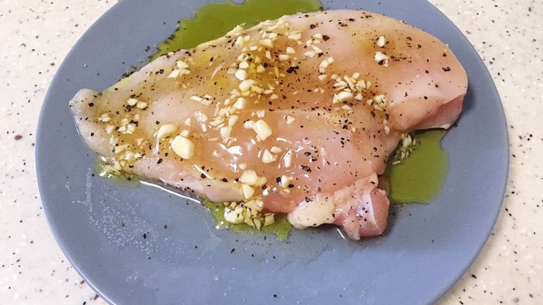 超嫩的蒜香蜂蜜煎鸡胸肉,将混合料汁均匀涂抹在鸡胸上,两面都要有!