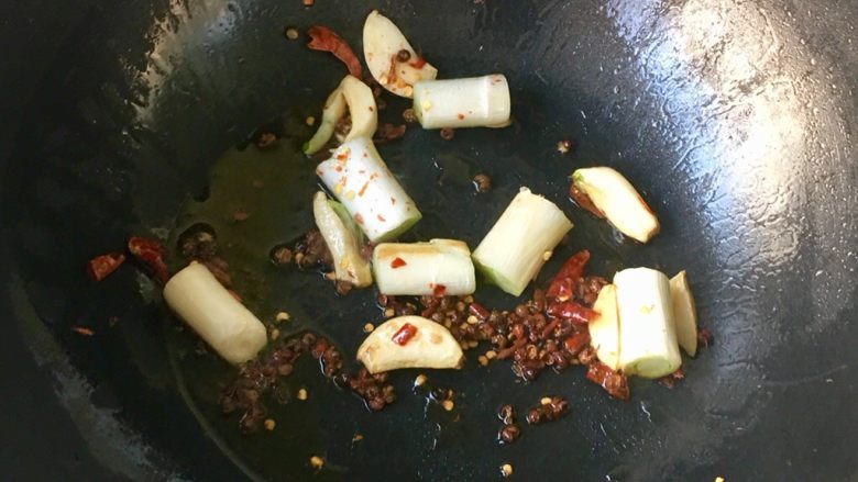 酱牛肉,葱姜蒜花椒辣椒爆锅,喜欢吃辣可以多放点辣椒