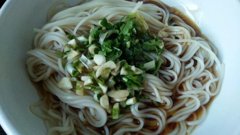 一碗面条+热辣酸汤面,捞出在面条碗里,酸汤倒在面条上