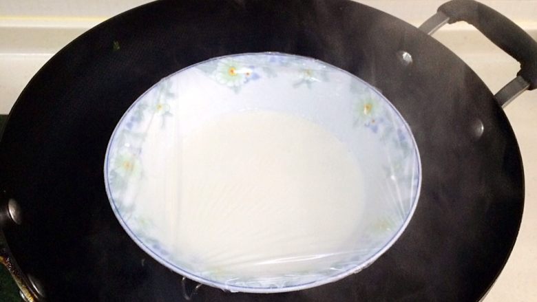抹茶麻薯夹心软欧包,上锅蒸熟10分左右,表面凝固且没有液体即可。(可以不盖保鲜膜)