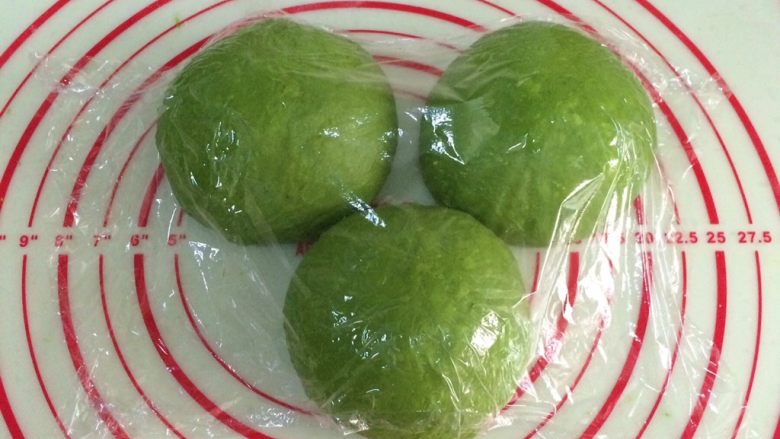 抹茶麻薯夹心软欧包,发好的面团取出排气,平均分成3份,滚圆松弛15分钟。