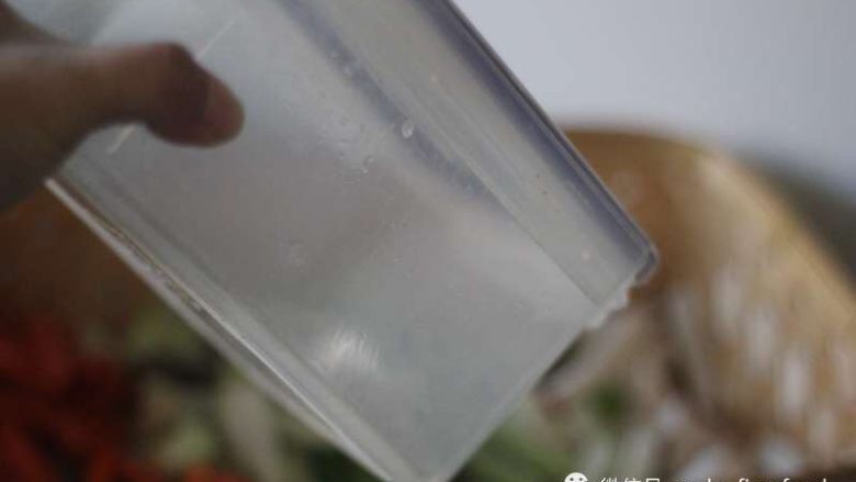 川菜经典 脆爽泡菜,倒好白酒的密封盒用酒滚一下消毒再倒掉，想要泡菜不会坏两大要素，一是把容器消毒彻底，二是密封一定要严实不轻易打开。