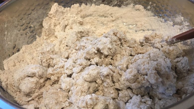 营养莜面,逐渐一点点加入开水,慢慢用筷子搅拌,从一边加水