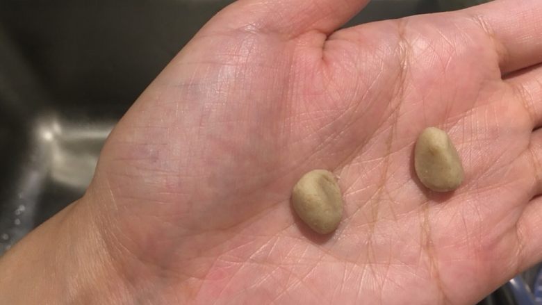 营养莜面,莜面鱼鱼的做法,就两个小面团放在掌心