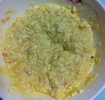 豆腐洋葱鲜虾饼,1和2参合在一起搅匀
可以放少量牛奶，会更柔软