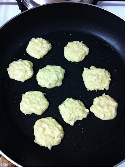 豆腐洋葱鲜虾饼,小火煎熟或者炸丸子也可以