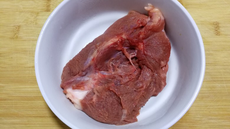 吉利蒸肉丸,准备<a style='color:red;display:inline-block;' href='/shicai/ 34494'>猪瘦肉</a>280g,