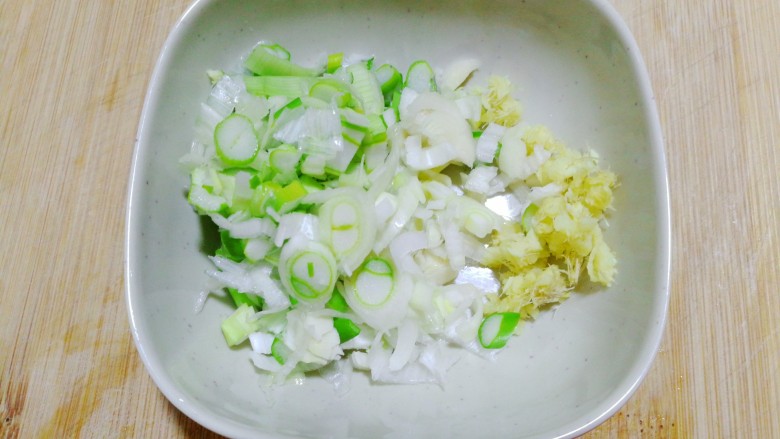 吉利蒸肉丸,<a style='color:red;display:inline-block;' href='/shicai/ 94198'>小香葱</a>，<a style='color:red;display:inline-block;' href='/shicai/ 37'>姜</a>切碎。