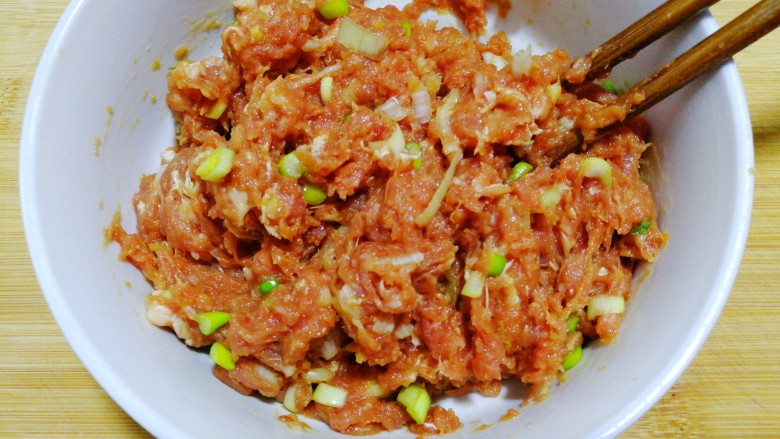 吉利蒸肉丸,一个方向搅上劲儿,拌均匀。