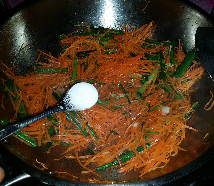 青蒜炒胡萝卜,开大火翻炒均匀,放些食盐调味