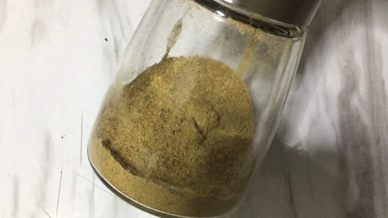 烤面筋,撒上椒盐