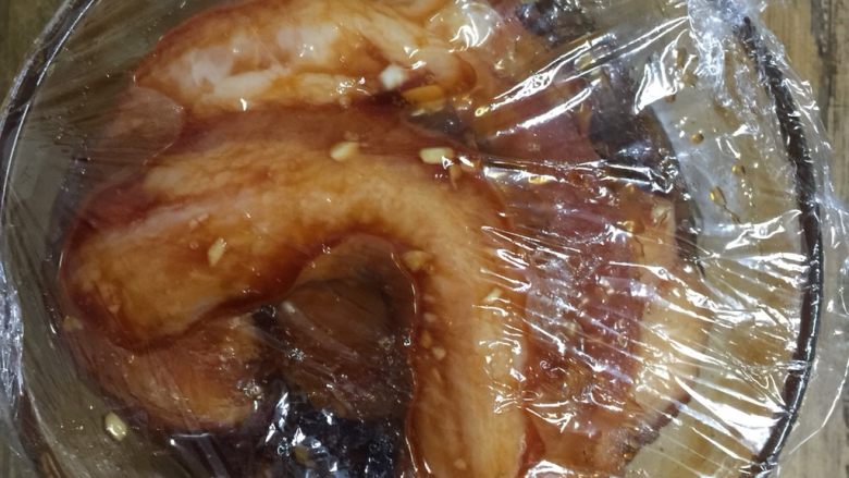 电饭锅叉烧肉,盖好后放入冰箱里面冷藏2小时,时间到后就可以开煮啦,腌的时间也可以更长一些的哈
