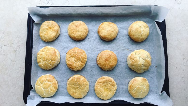 快手司康,放入烤箱中层，烤20min左右，表面金黄，慢慢会闻到淡淡的奶香味