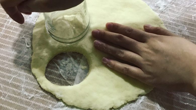 快手司康,揉到面团厚约1.5cm左右，用瓶子在面团上压出小饼。