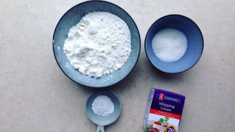 快手司康,准备好<a style='color:red;display:inline-block;' href='/shicai/ 548'>低筋面粉</a>、<a style='color:red;display:inline-block;' href='/shicai/ 8197'>淡奶油</a>等食材