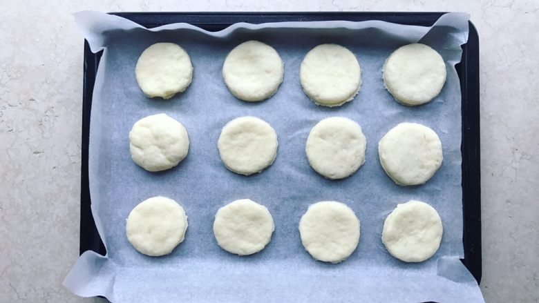 快手司康,小饼静置松弛20min左右，这时可开始预热烤箱200度，20min左右