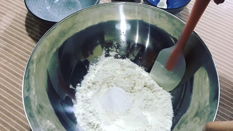 快手司康,除了淡奶油，其他食材倒进大盆