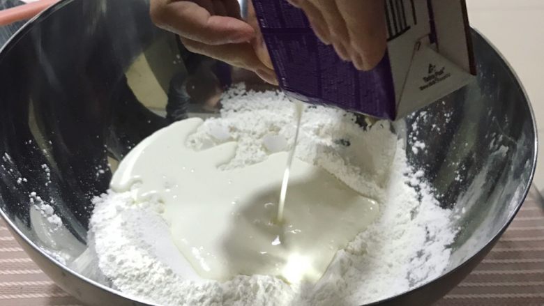 快手司康,倒入淡奶油，开始搅拌均匀，混合成面团