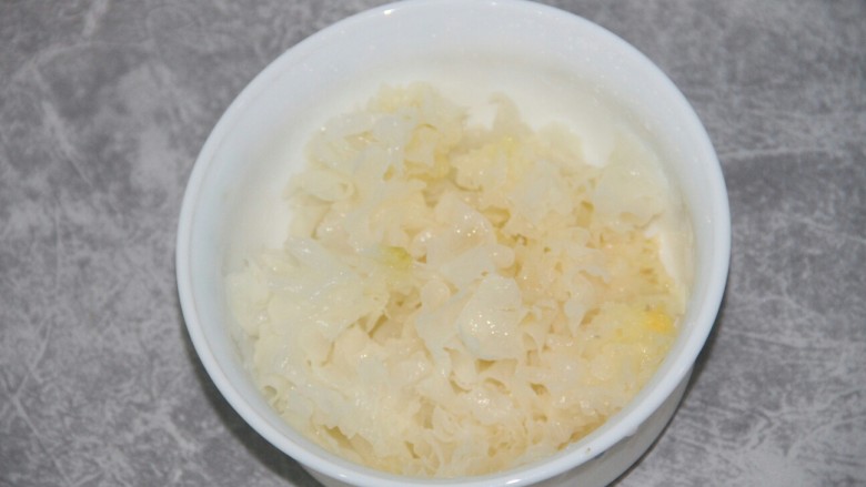 银耳雪梨羹,泡半个小时左右,撕成一朵一朵