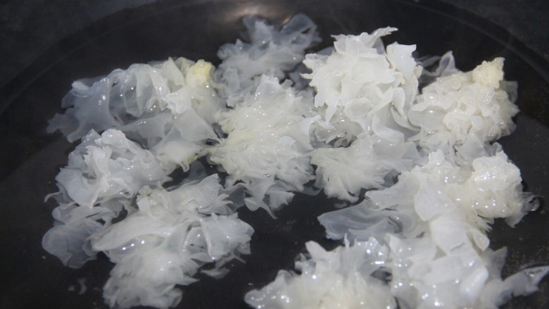 银耳雪梨羹,锅里放多点水,放入银耳