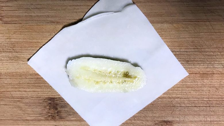 香蕉派,取一个馄饨皮,放入一片香蕉