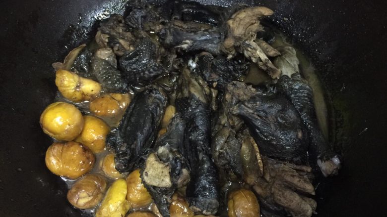 乌鸡板栗,大火收汁,出锅前放少许盐调味,