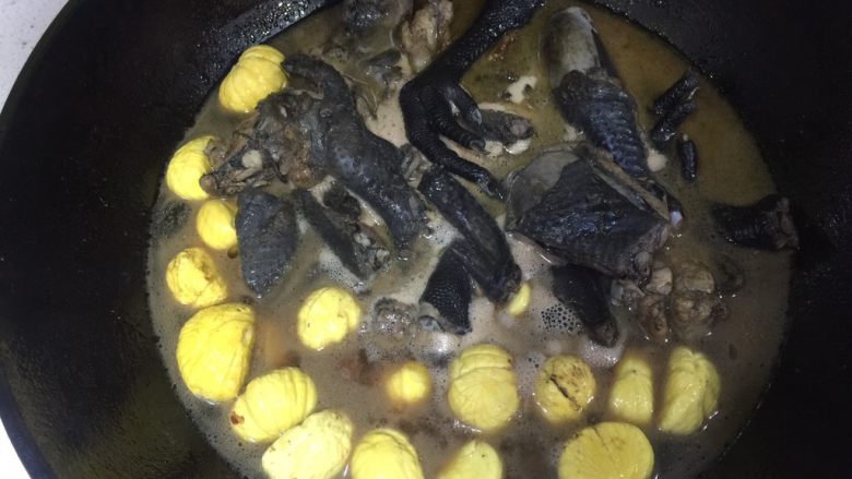 乌鸡板栗,加适量水,倒入板栗