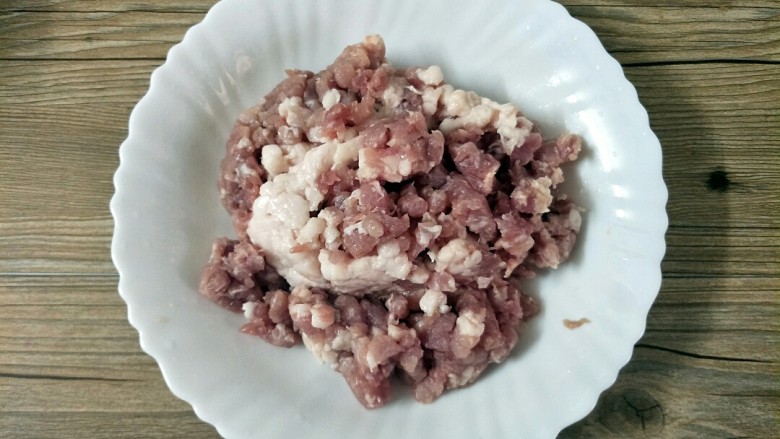 焦溜丸子,三分肥七分瘦的猪肉剁成肉糜,尽量碎点,我这个太大了