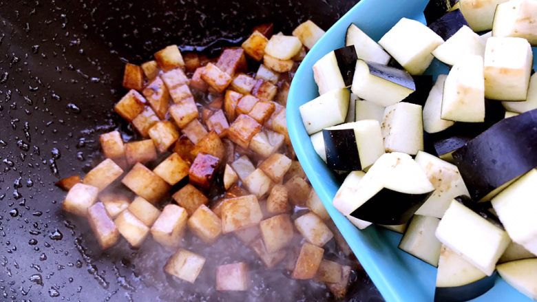 茄子炖土豆盖浇饭,然后加入茄子一同翻炒