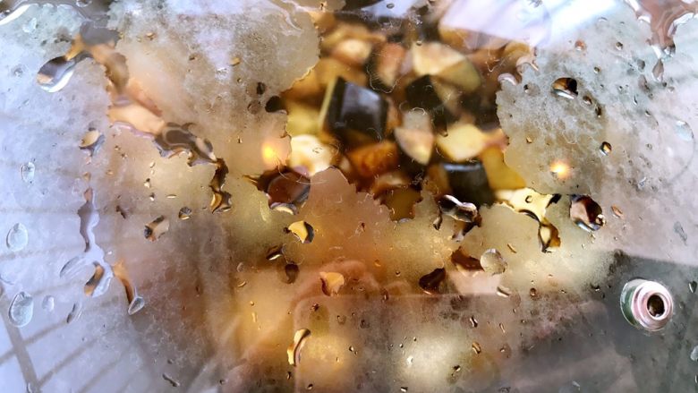 茄子炖土豆盖浇饭,烧开后盖上锅盖,调中小火炖至10分钟
