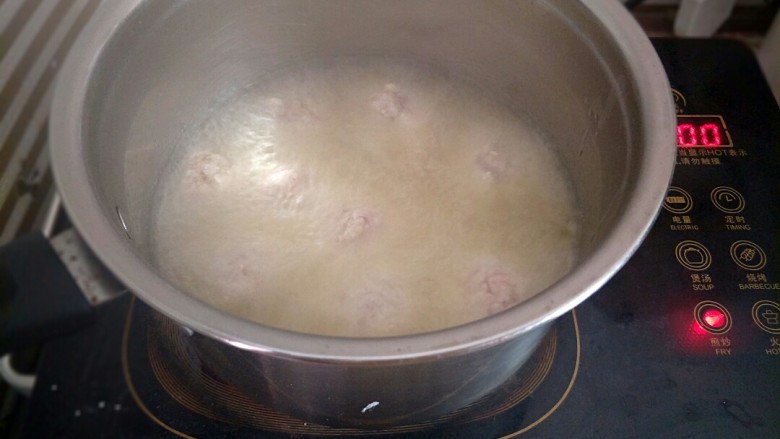 焦溜丸子,入油锅炸熟捞出沥油