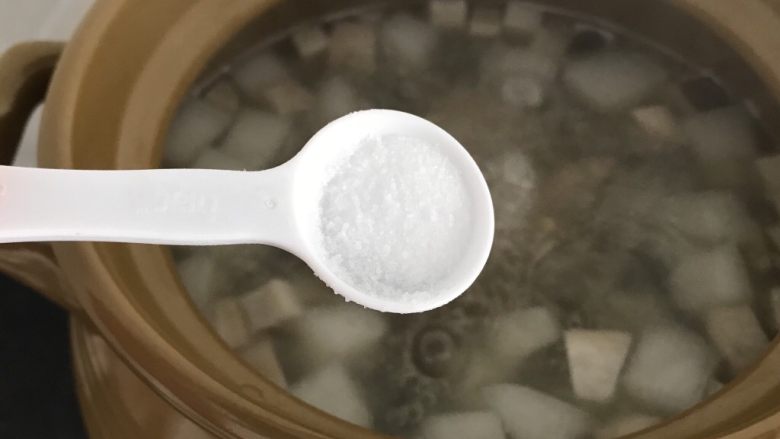 瑶柱沙虫杏鲍萝卜排骨汤
强身健体养生汤,最后只要加点盐就好!