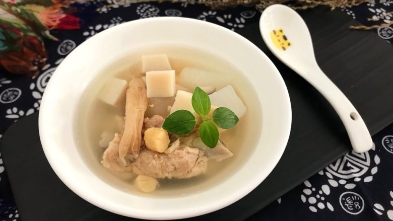 瑶柱沙虫杏鲍萝卜排骨汤
强身健体养生汤,无以形容的鲜美滋润,非常真诚推荐这款男女老少皆宜靓汤!