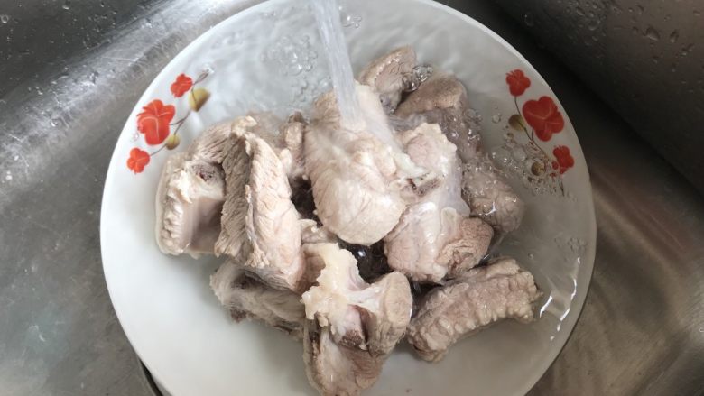 瑶柱沙虫杏鲍萝卜排骨汤
强身健体养生汤,想要汤水更加清澈干净的,排骨飞水后再清水冲洗一下浮沫(这步也可免)