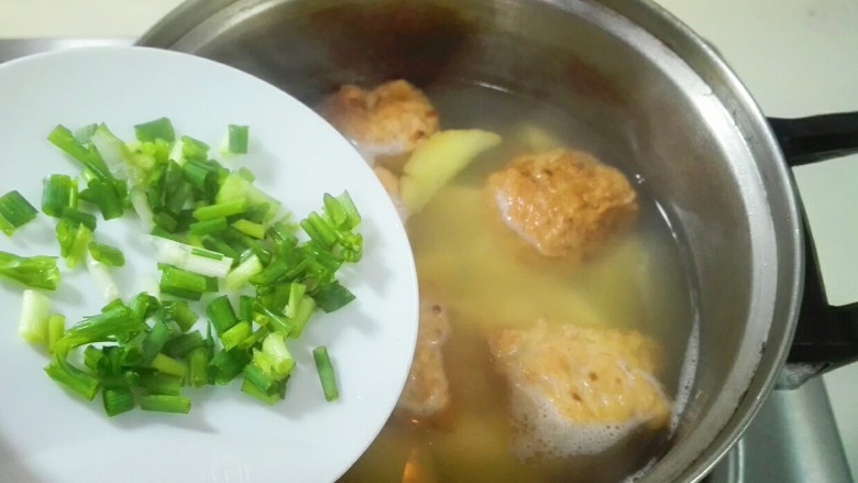 天冷继续喝汤~白胡椒山药肉圆汤,滴几滴<a style='color:red;display:inline-block;' href='/shicai/ 5506'>麻油</a>,放葱花出锅