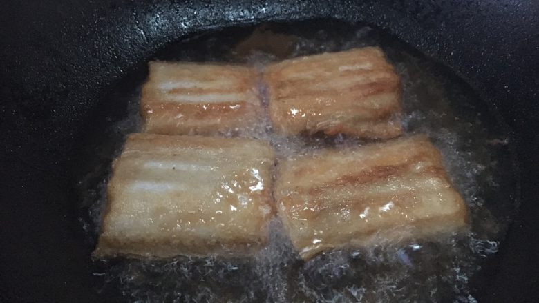 红烧带鱼,锅热后放油,油要稍微多点,当油温六或七成热时,放入带鱼,把带鱼的两面煎成金黄色。