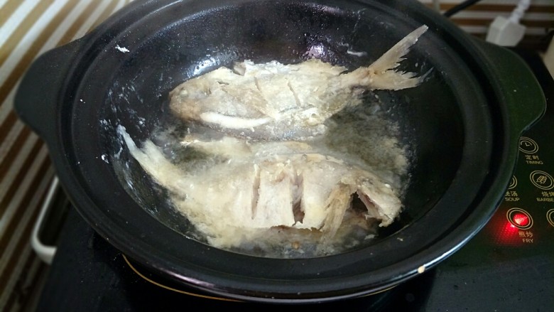 茄汁小鲳鱼,两面煎至金黄酥脆,也可以直接油炸