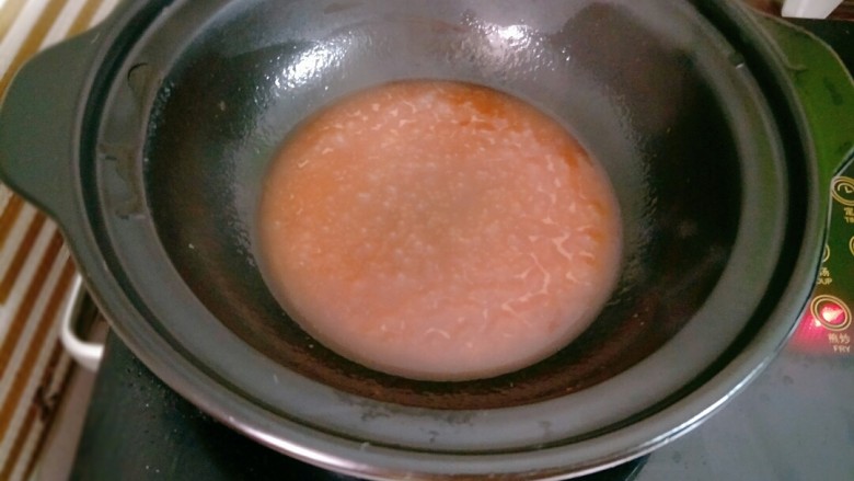 茄汁小鲳鱼,锅里少许底油烧热,倒入茄汁煮开