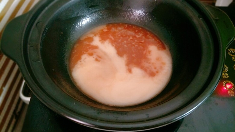 茄汁小鲳鱼,倒入水淀粉煮至浓稠,冒密集的小气泡关火