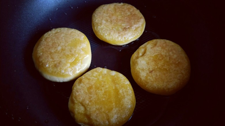 #感恩节食谱#南瓜紫薯馅饼,翻一面,记得小火煎两面金黄。(避免表面焦了,里面的糯米还没熟透!)