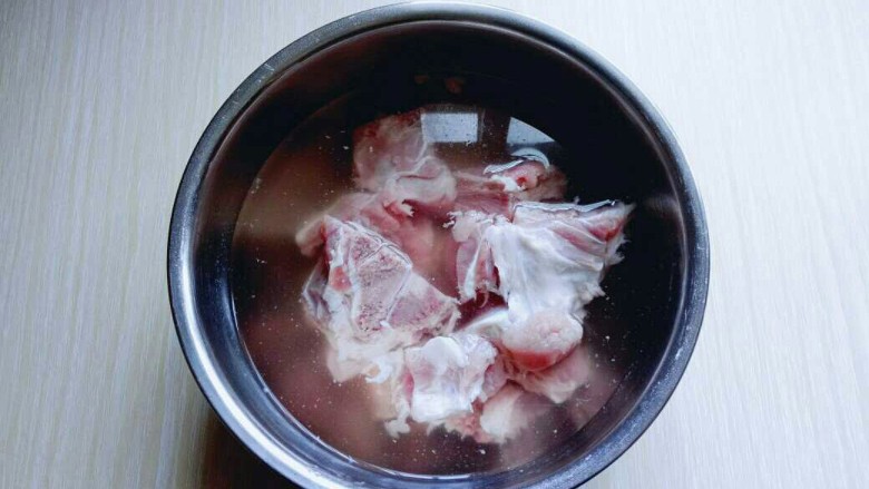 #感恩节食谱#排骨莲藕胡萝卜汤,<a style='color:red;display:inline-block;' href='/shicai/ 10604'>小排</a>冷水冲洗干净,泡30分钟.当中需要换一次水,之后再焯水。
