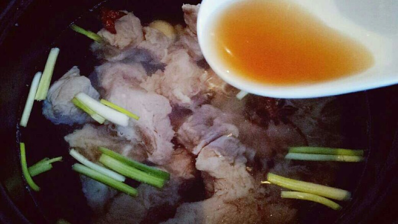 #感恩节食谱#排骨莲藕胡萝卜汤,加入料酒,盖上盖子大火烧开,转小火慢炖45分钟。