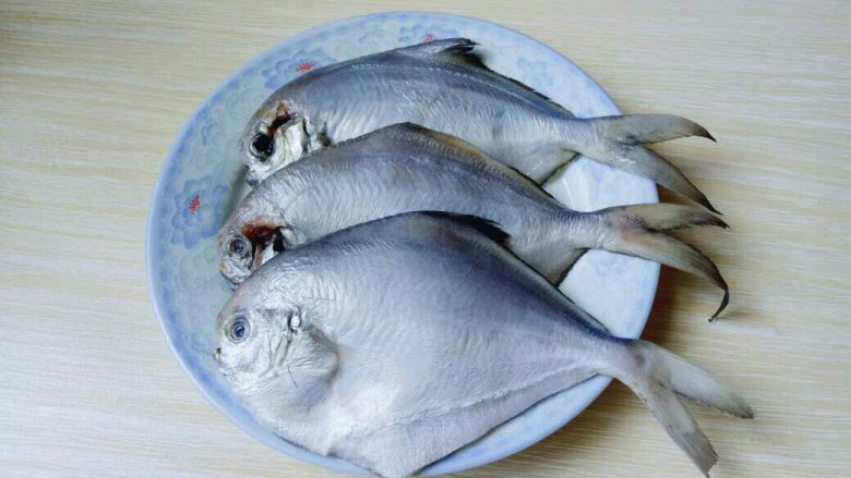 #感恩节食谱#清蒸鲳鱼,依次做完,并将鲳鱼洗干净。