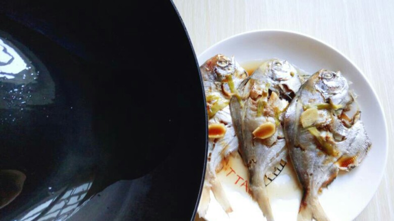#感恩节食谱#清蒸鲳鱼,把炒香的花椒取出,将热油淋在鲳鱼身上即可享受美味。